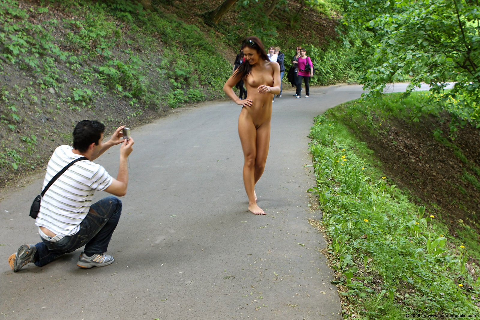 Хохотушка прогулялась по парку без одежды - порно фото
