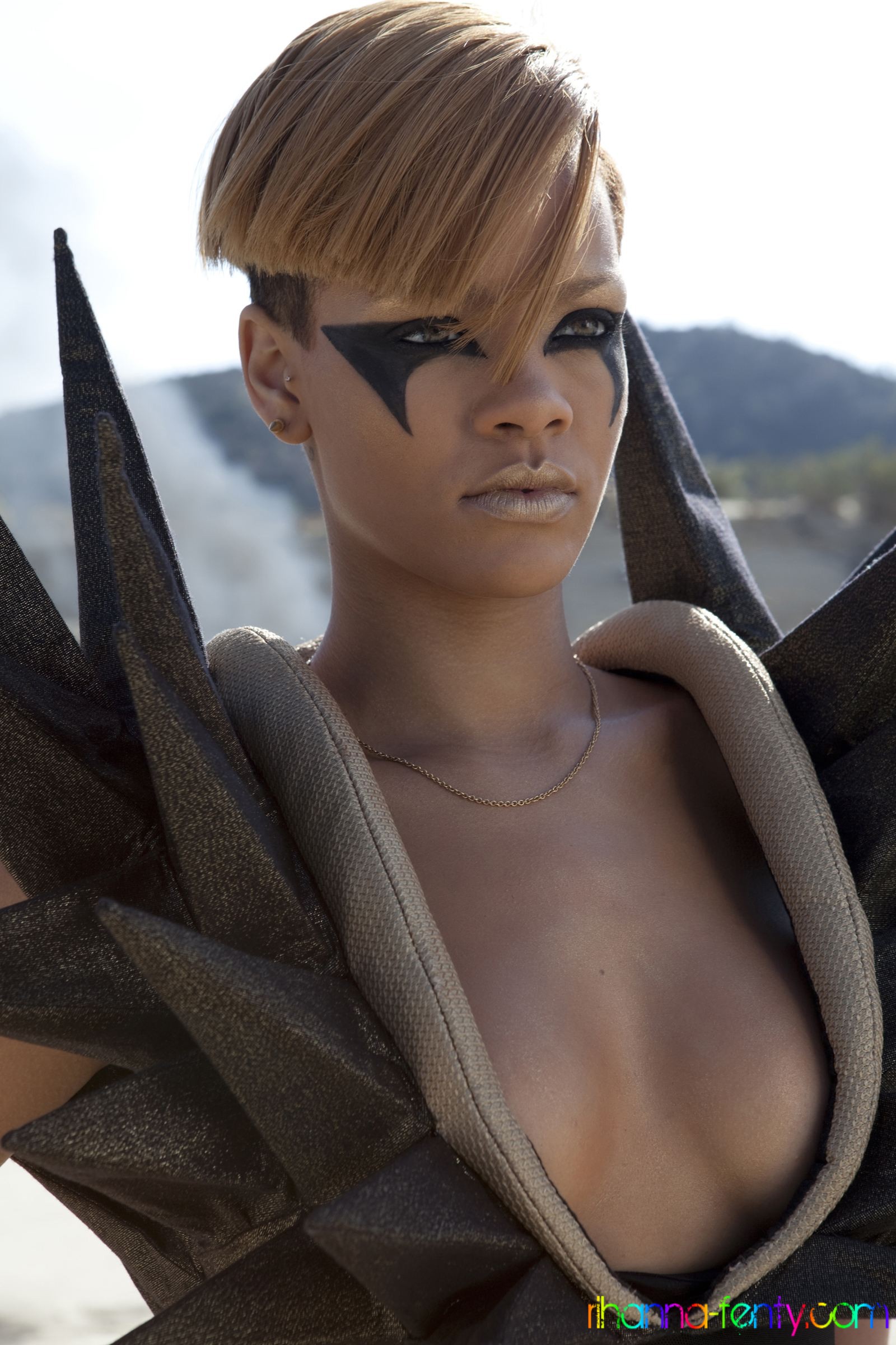 Rihanna_-_2009_l_Promo_HARD_04.jpg