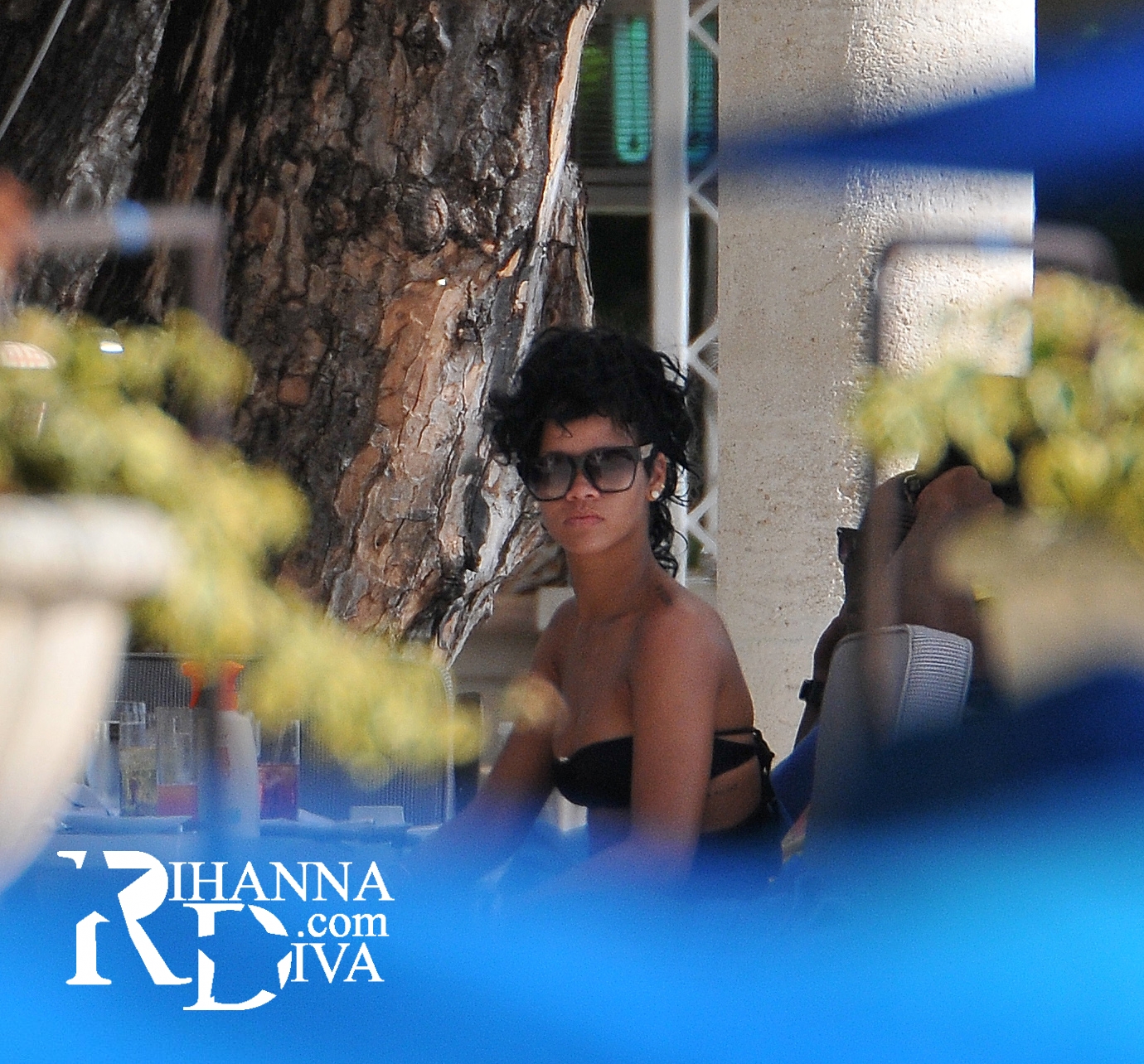 Rihanna_--_2009_l_Mix_In_Bikini_12.jpg