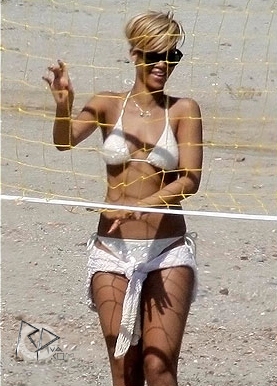 Rihanna_--_2010_l_Mix_In_Bikini_26.jpg
