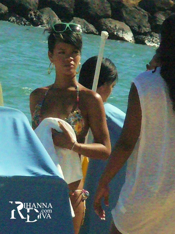 Rihanna_--_2009_l_Mix_In_Bikini_13.jpg