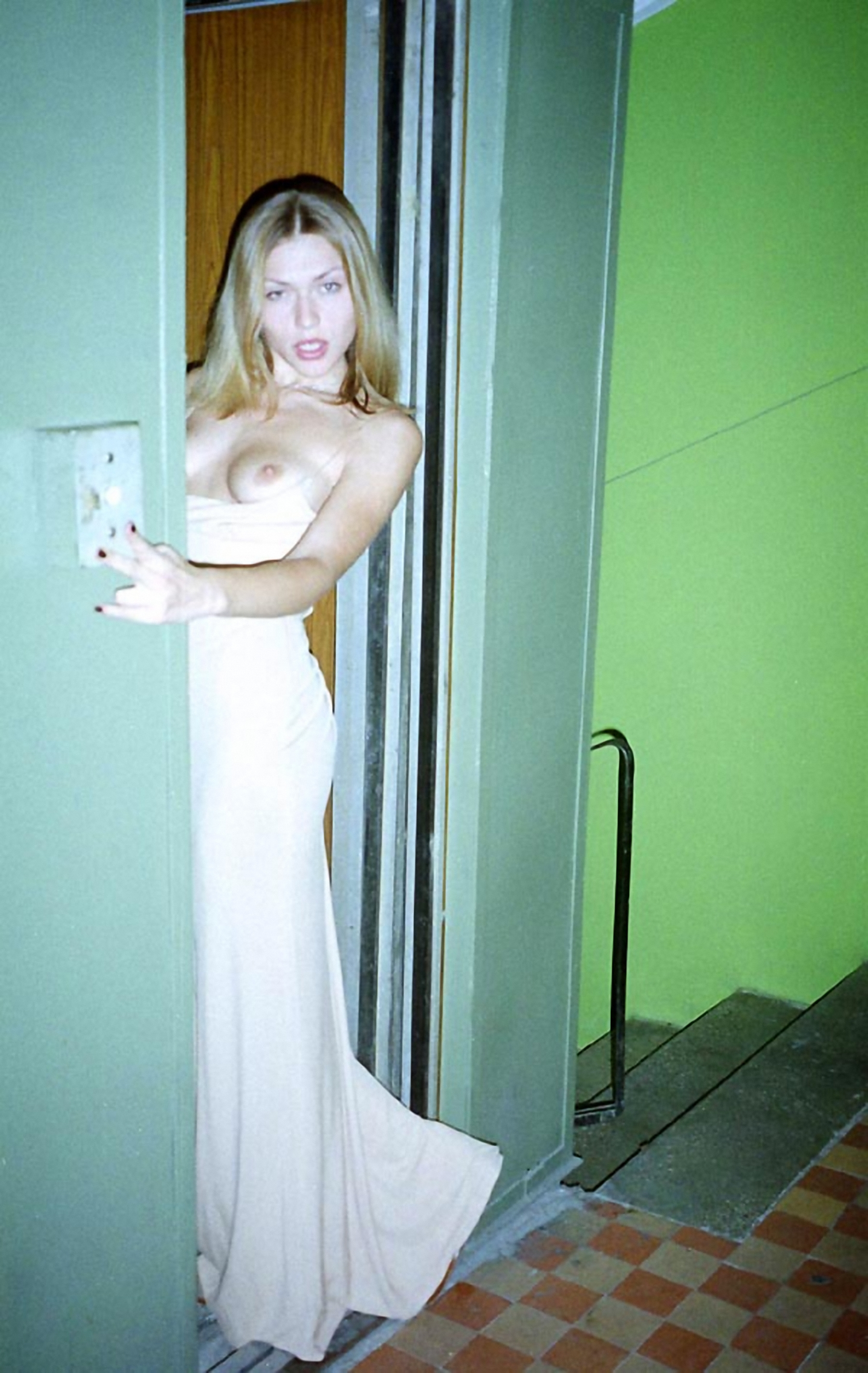жена голая в подъезде фото фото 107