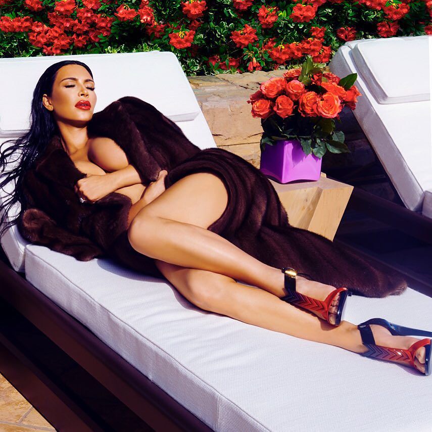 Kim Kardashian -- Mix Of Social Network 017.jpg