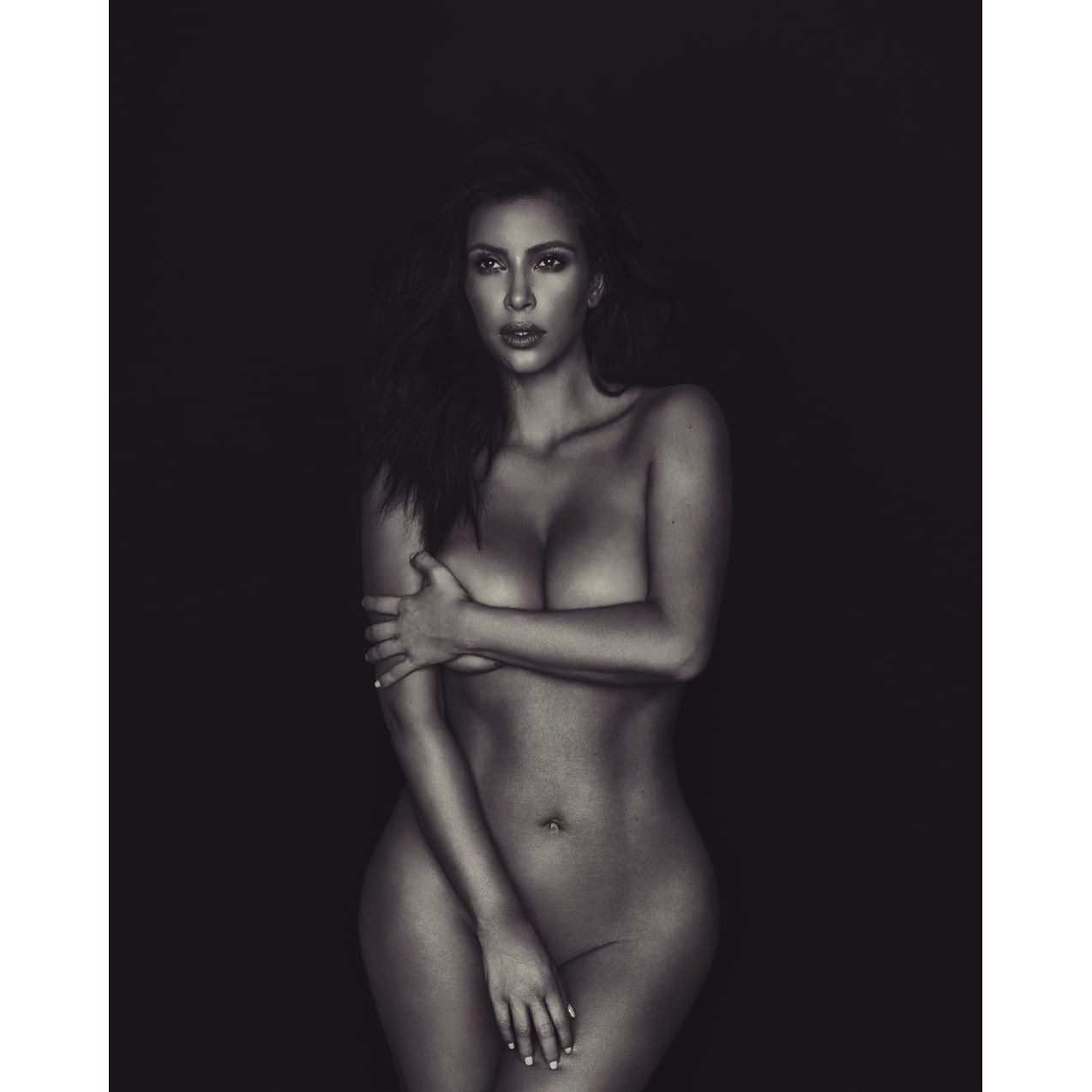 Kim Kardashian -- Mix Of Social Network 004.jpg
