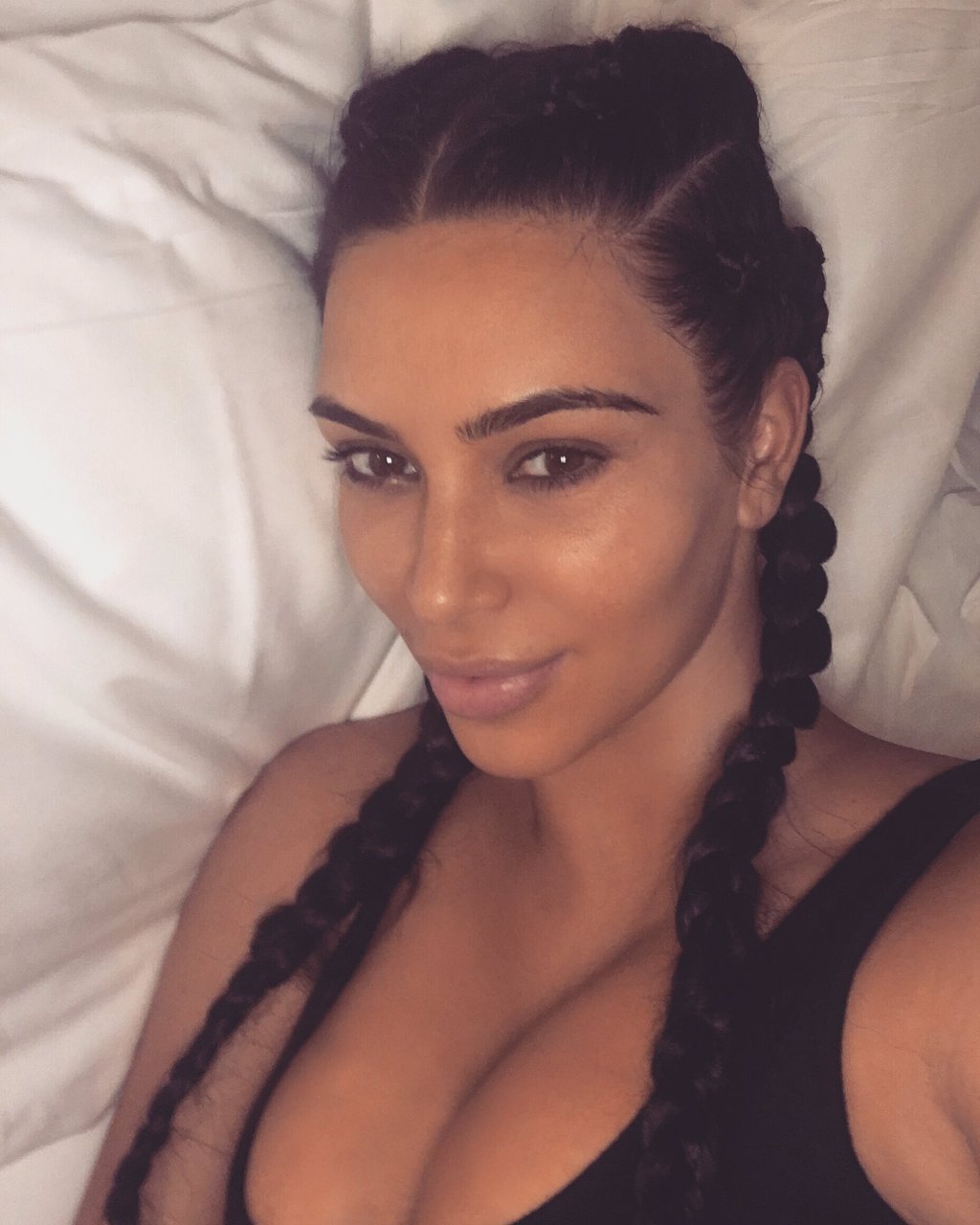 Kim Kardashian -- Mix Of Social Network 027.jpg