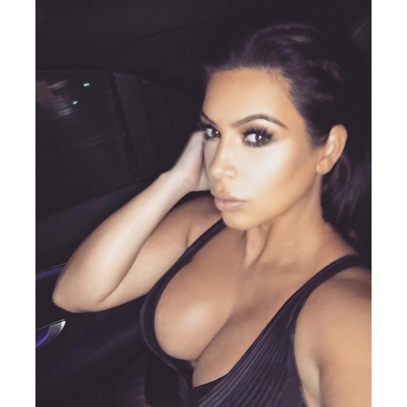 Kim Kardashian -- Mix Of Social Network 015.jpg