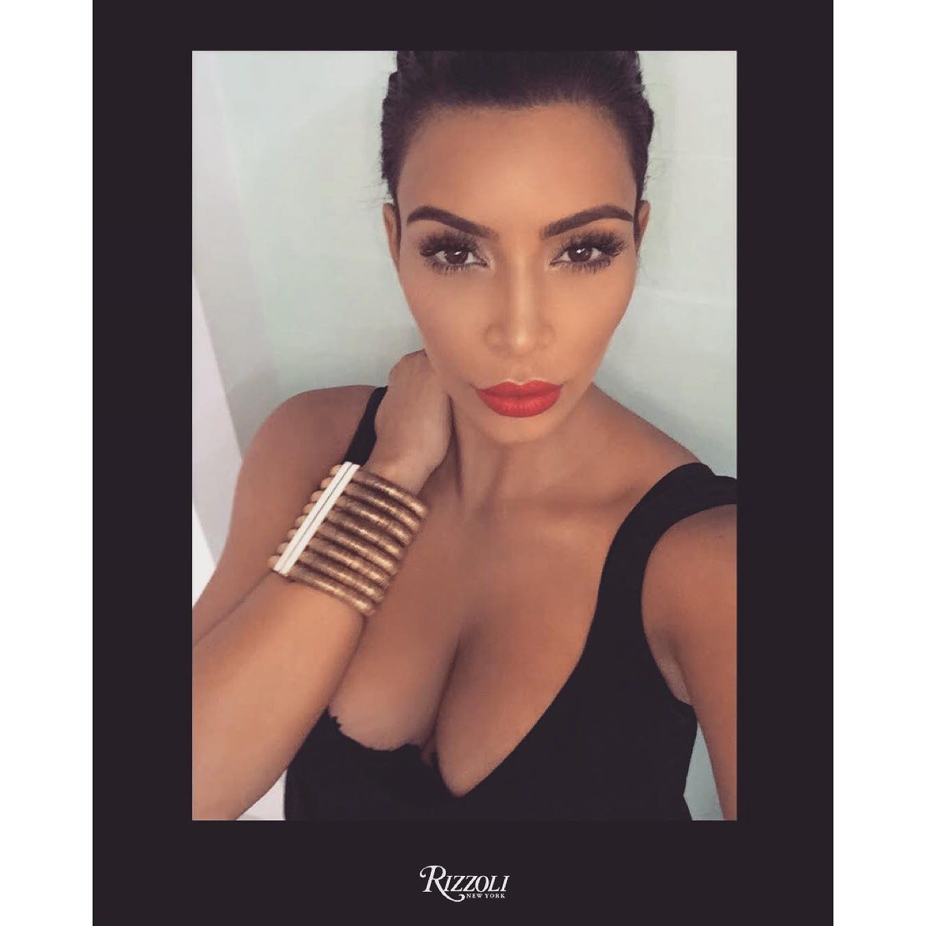 Kim Kardashian -- Mix Of Social Network 005.jpg