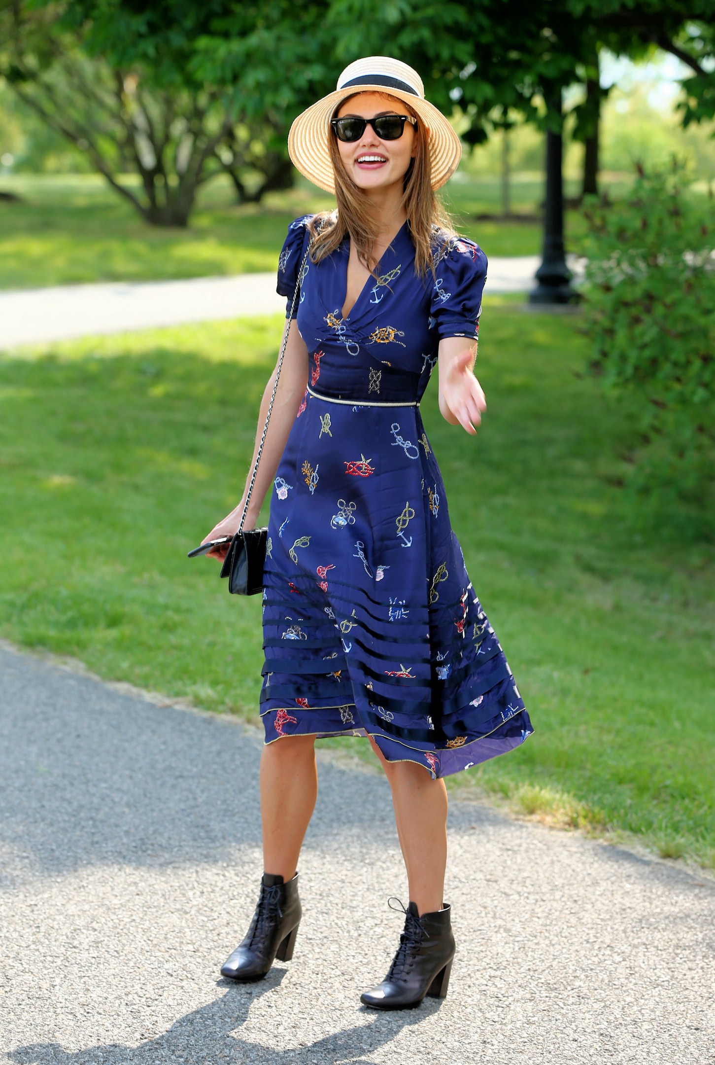 phoebe-tonkin-the-ninth-annual-veuve-clicquot-polo-classic-in-new-jersey-6416-13 (Копировать).jpg