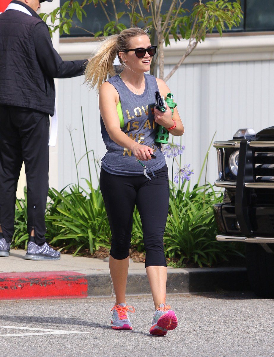 reese-witherspoon-heads-to-a-gym-in-los-angeles-6416-6 (Копировать).jpg