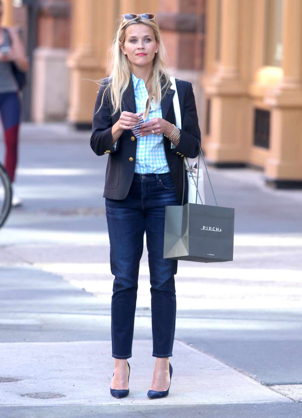 reese-witherspoon-shopping-in-new-york-city-61416-7.jpg