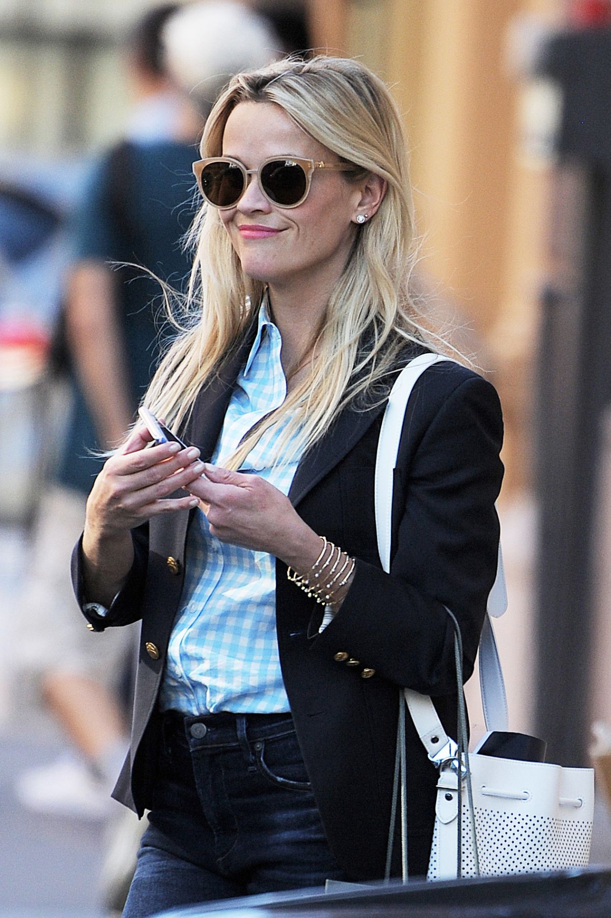 reese-witherspoon-shopping-in-new-york-city-61416-2.jpg