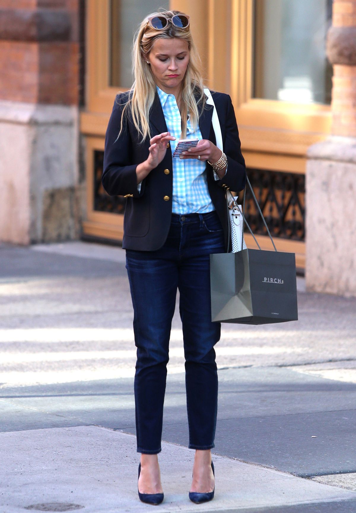 reese-witherspoon-shopping-in-new-york-city-61416-13.jpg