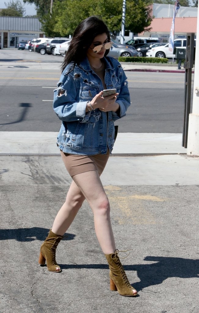 kylie-jenner-out-for-lunch-in-woodland-hills-62316-16.jpg