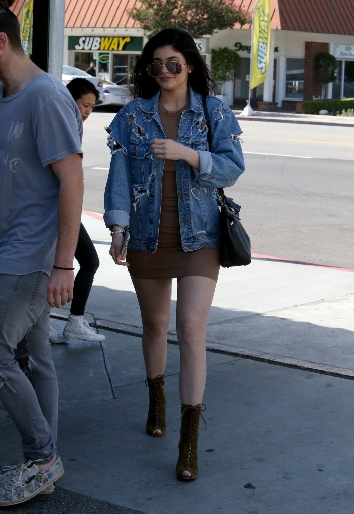 kylie-jenner-out-for-lunch-in-woodland-hills-62316-15.jpg