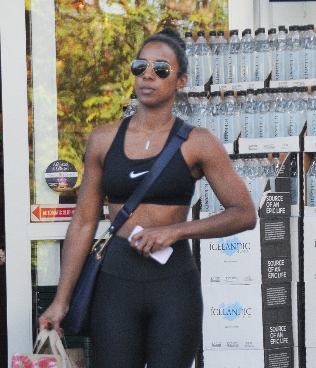 Kelly Rowland grabs some food at Bristol Farms in Los Angeles_10 (Large).jpg