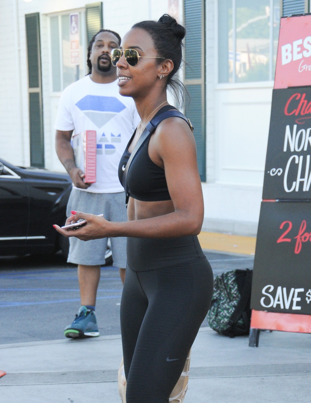 Kelly Rowland grabs some food at Bristol Farms in Los Angeles_14 (Large).jpg