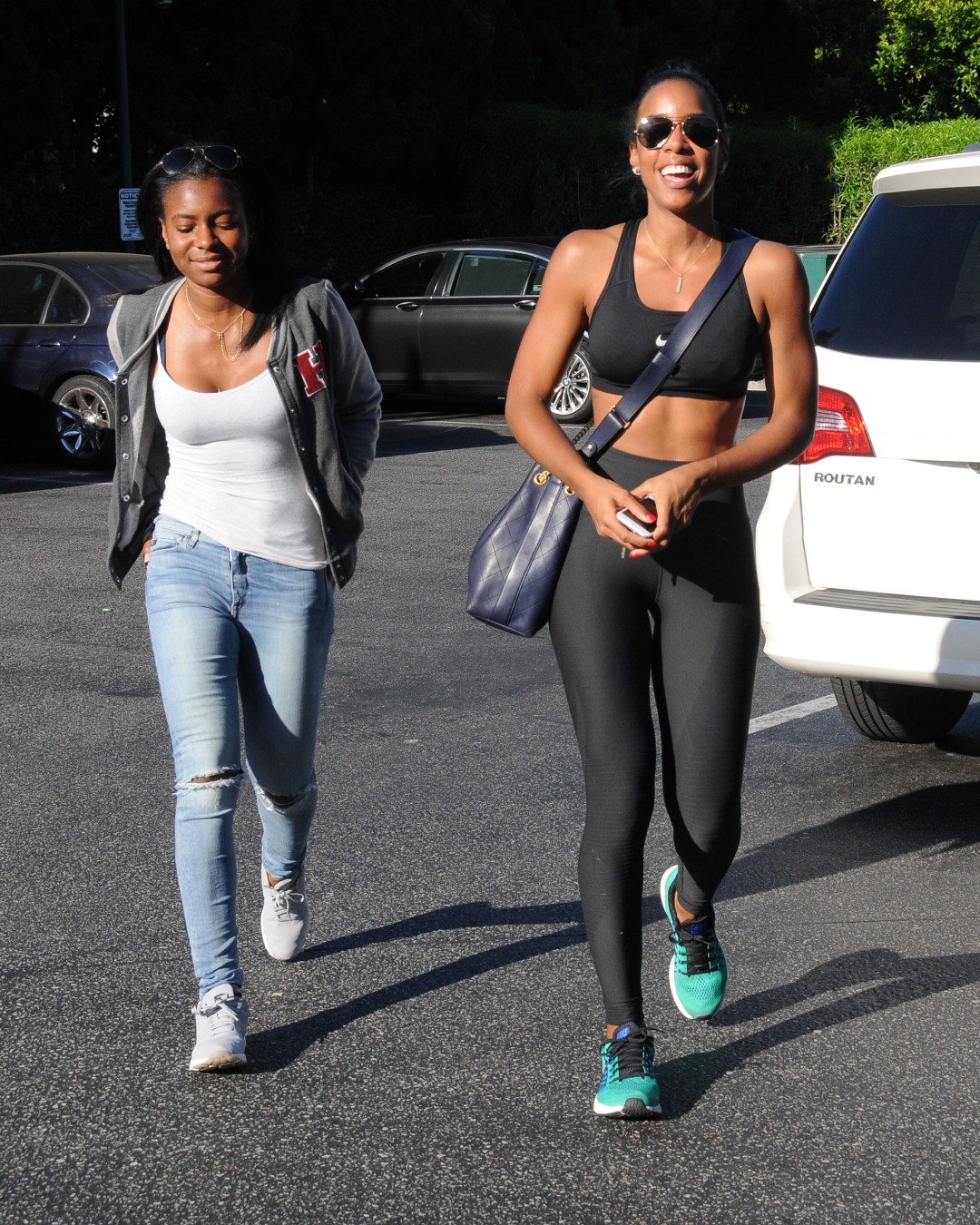 Kelly Rowland grabs some food at Bristol Farms in Los Angeles_06 (Large).jpg