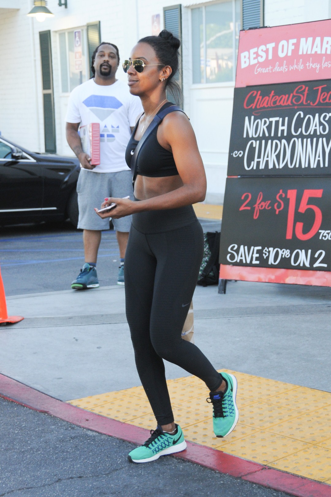 Kelly Rowland grabs some food at Bristol Farms in Los Angeles_13 (Large).jpg