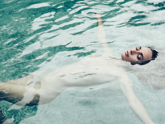 Rebecca-Dayan-Pokies-Topless-And-Underwater-Treats-Olivia-Malone-For-P-Magazine-04-580x435.jpg