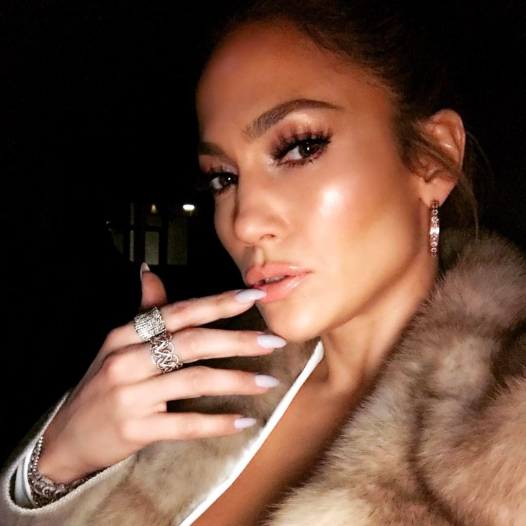 Jennifer Lopez -- Mix Social Network 290117 To 250517 019.jpg